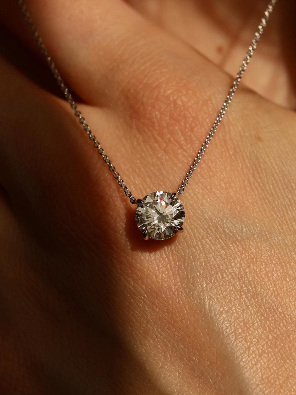 Round Brilliant Pendant in white gold