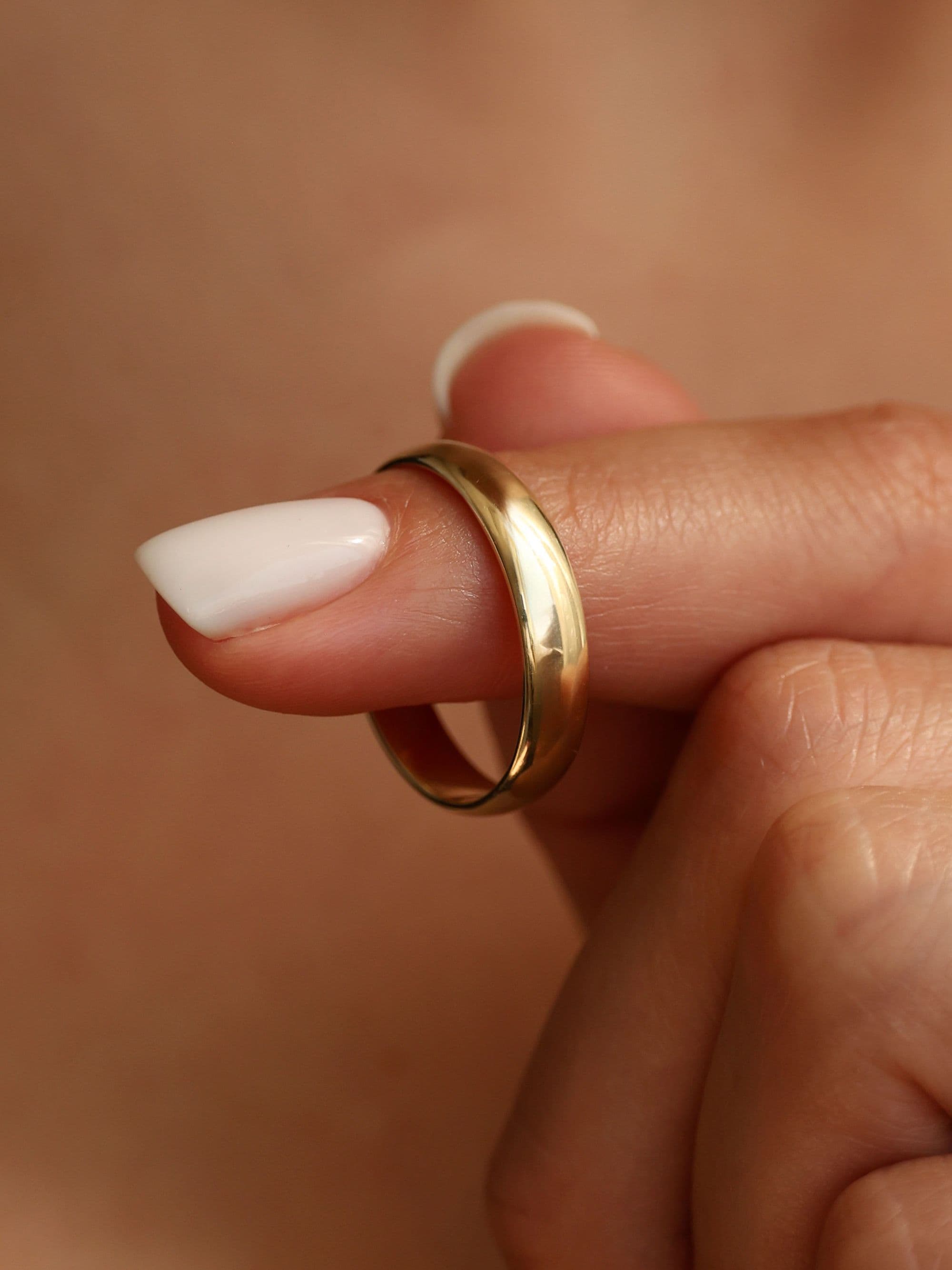 Classic 5 mm half-round men's wedding ring with subject