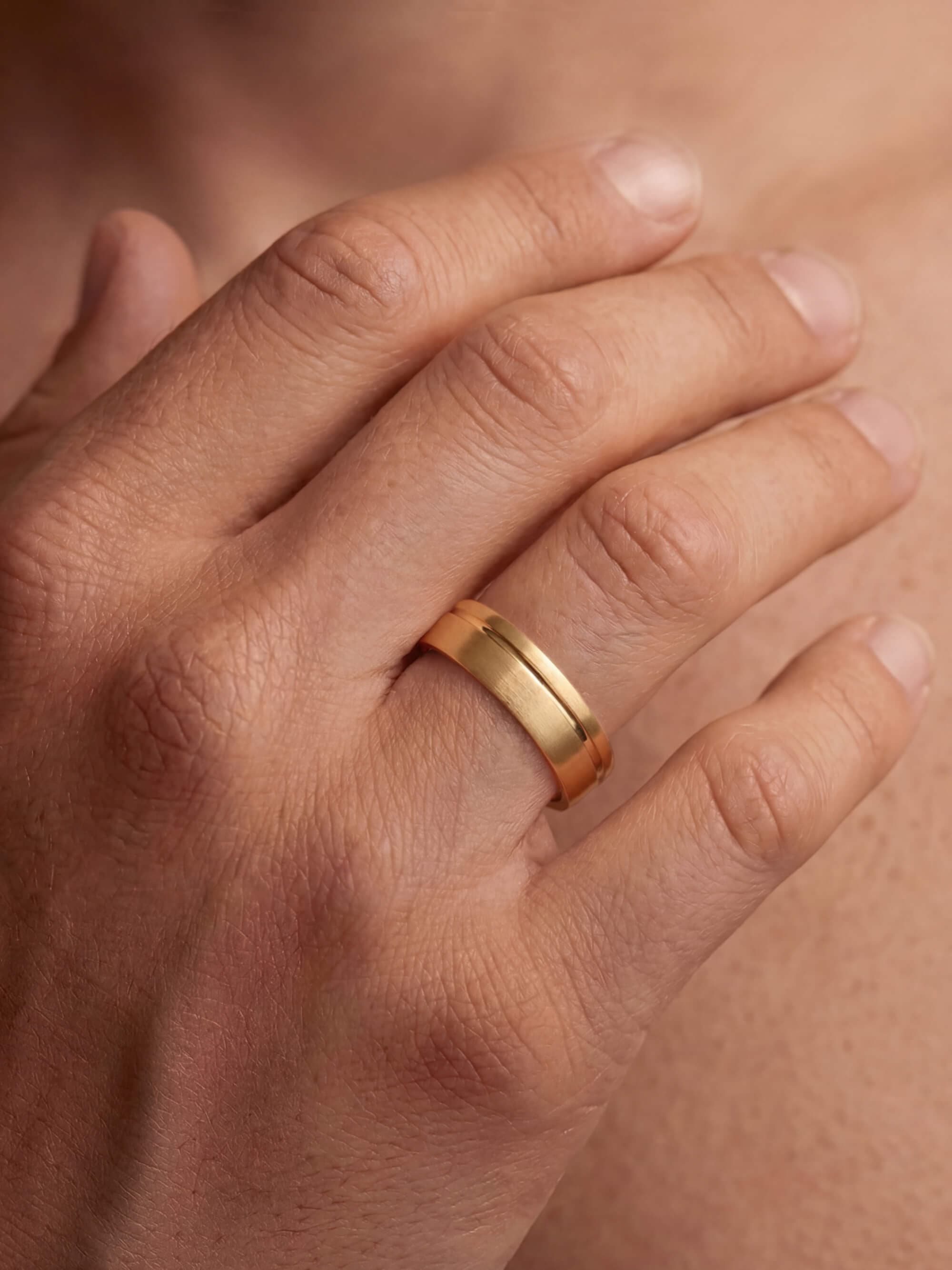 Horizon Ring on hand